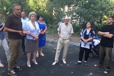 В Ленинском районе прошла встреча депутата с жителями домов на проспекте Строителей